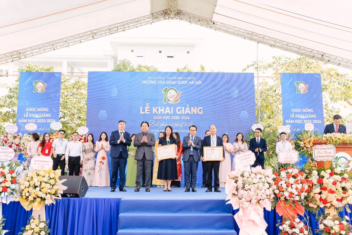 Trường Cao đẳng Dược Hà Nội trao bằng khen cho các cán bộ, giảng viên đạt thành tích cao. Trường Cao đẳng Dược Hà Nội trao bằng khen cho các cán bộ, giảng viên đạt thành tích cao.