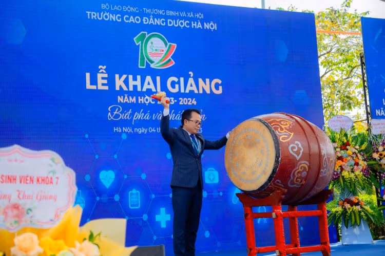 Ths. Đường Xuân Tùng, Hiệu trưởng Trường Cao đẳng Dược Hà Nội đánh trống khai giảng năm học mới 2023 - 2024. Ths. Đường Xuân Tùng, Hiệu trưởng Trường Cao đẳng Dược Hà Nội đánh trống khai giảng năm học mới 2023 - 2024.