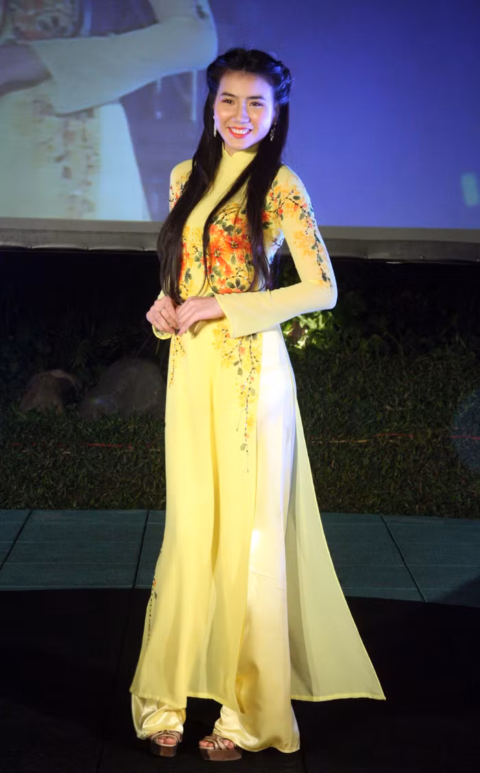 Một mùa Xuân bình yên, ấm no và hạnh phúc là ý tưởng dành cho bộ áo dài màu vàng "mỡ gà" này.