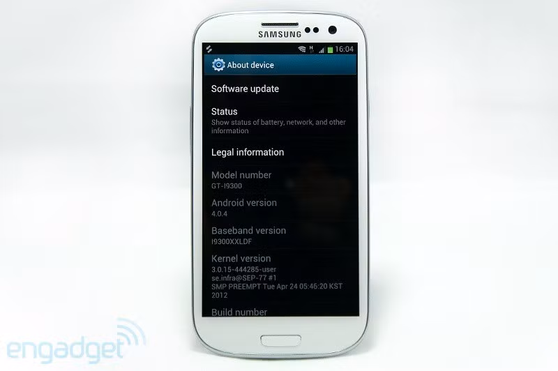 Màn hình của Galaxy S III sử dụng panel Super AMOLED (đáng buồn là không phải Super AMOLED Plus) với kích cỡ 4,8" độ phân giải 1280 x 720 điểm ảnh, tỉ lệ như vậy giúp máy có được mật độ điểm ảnh/inch là 306ppi, được xếp vào loại lớn nhất hiện nay. Không chỉ có mật độ điểm ảnh/inch lớn, máy còn được trang bị viên pin với dung lượng 2100mAh, lớn nhất mà Samsung từng sử dụng cho smartphone. Khá bất ngờ khi Samsung chỉ trang bị cho máy camera với cảm biến 8MP, quay phim Full-HD trong khi camera trước là 1.9MP với công nghệ theo dõi cử động của mắt. Samsung cho biết họ tập trung vào chất lượng hình ảnh cũng như khả năng chia sẻ hình ảnh một cách nhanh chóng và đơn giản. Người dùng sẽ có những tính năng cơ bản như chụp liên tiếp hay chụp chọn ra tấm hoàn hảo nhất.
