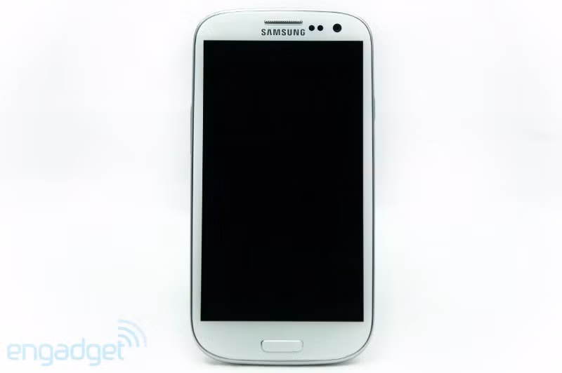 Samsung trang bị cho máy màn hình Super AMOLED kích cỡ 4,8" HD, công nghệ theo dõi cử động của mắt người, camera 8MP, camera trước 1.9MP, pin dung lương 2100mAh và bộ nhớ trong 16GB/32GB.
