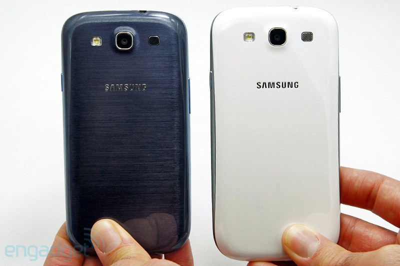 Phần còn lại Samsung sẽ bán ra hai phiên bản của Galaxy S III với mạng HSPA+ 21Mb/s và 4G tốc độ cao. Phiên bản quốc tế của S III với HSPA+ sẽ được bán ra từ cuối tháng 5 này tại nhiều thị trường trong khi muốn một chiếc S III với kết nối 4G tốc độ cao, người dùng ở Mỹ, Nhật Bản, Hàn Quốc sẽ phải đợi tới mùa hè năm nay. Galaxy S III có hai màu sắc gồm trắng cẩm thạch và xanh ngọc, giá bán chưa được công bố. Phần còn lại Samsung sẽ bán ra hai phiên bản của Galaxy S III với mạng HSPA+ 21Mb/s và 4G tốc độ cao. Phiên bản quốc tế của S III với HSPA+ sẽ được bán ra từ cuối tháng 5 này tại nhiều thị trường trong khi muốn một chiếc S III với kết nối 4G tốc độ cao, người dùng ở Mỹ, Nhật Bản, Hàn Quốc sẽ phải đợi tới mùa hè năm nay. Galaxy S III có hai màu sắc gồm trắng cẩm thạch và xanh ngọc, giá bán chưa được công bố.