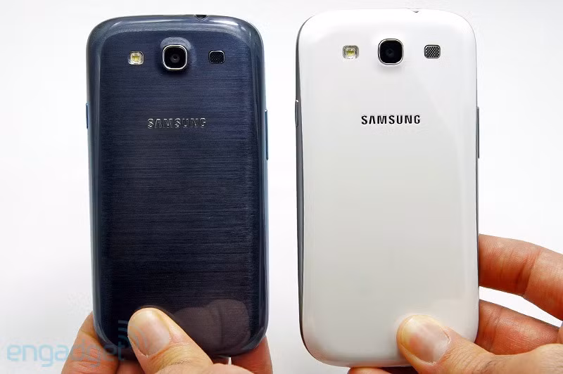 Phần còn lại Samsung sẽ bán ra hai phiên bản của Galaxy S III với mạng HSPA+ 21Mb/s và 4G tốc độ cao. Phiên bản quốc tế của S III với HSPA+ sẽ được bán ra từ cuối tháng 5 này tại nhiều thị trường trong khi muốn một chiếc S III với kết nối 4G tốc độ cao, người dùng ở Mỹ, Nhật Bản, Hàn Quốc sẽ phải đợi tới mùa hè năm nay. Galaxy S III có hai màu sắc gồm trắng cẩm thạch và xanh ngọc, giá bán chưa được công bố.
