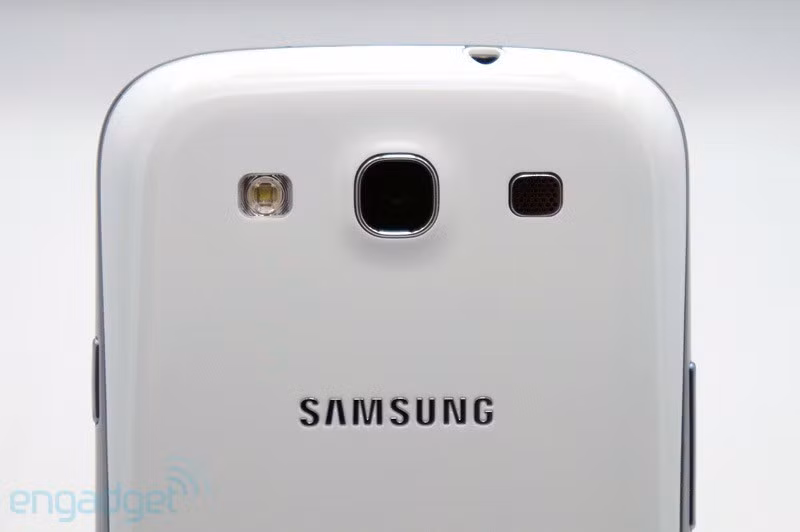 S Voice tương tự như Siri của Apple. Nó sẽ nhận diện giọng nói và thực hiện theo các lệnh mà người dùng đưa ra. Những câu lệnh này cũng có thể được tuỳ biến bởi người dùng và Samsung cho biết S Voice hỗ trợ 8 thứ tiếng khác nhau. Social Tag sẽ tự gắn hình ảnh của bạn bè trong thư viện vào hình đại diện của Facebook và Google+ nhờ khả năng nhận diện khuôn mặt. S Beam phát triển từ Android Beam. Nó được dùng để chia sẻ dữ liệu với máy Galaxy khác qua WiFi và pair qua NFC. Nếu phát hiện máy người nhận chưa bật WiFi thì S Beam sẽ tự động bật nó cho bạn. AllShare Cast sẽ pair Galaxy S III với HDTV, MTXT hay tablet thông qua WiFi và hiển thị nội dung đồng thời trên màn hình lớn hơn. Khi ở chế độ này, Galaxy S III còn có thể được dùng để làm tay cầm điều khiển chơi game. PopUp Play có thể coi là chế độ xem trước (preview) video. Bạn vừa có thể duyệt web, soạn văn bản mà vừa có thể xem đoạn video đó với PopUp Play, khi đó video sẽ được hiển thị và chơi dưới dạng thumb nail.