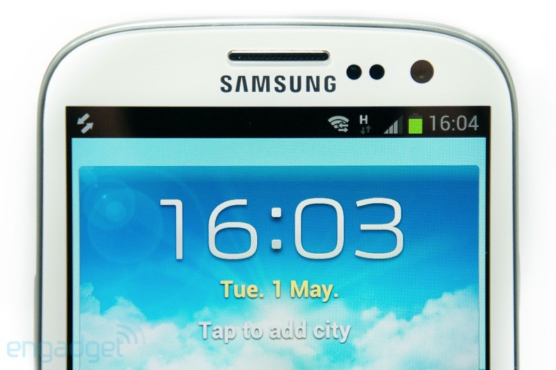 Dù không đề cập về bộ xử lý nhưng chúng ta đã biết rằng Samsung sử dụng Exynos 4 Quad cho S III. Đây là con chip xung nhịp 1.4Ghz, lõi tứ, chế tạo trên tiến trình công nghệ 32nm, giúp tiết kiệm điện năng trong khi cải thiện hiệu năng xử lý cho thiết bị. Ban đầu, Galaxy S III sẽ có hai tuỳ chọn dung lượng bộ nhớ trong là 16GB hoặc 32GB (phiên bản 64GB sẽ xuất hiện sau), đừng quên là máy có khe cắm thẻ microSD hỗ trợ tối đa 64GB. Còn nữa, khi dùng S III, Dropbox sẽ tặng cho người dùng 50GB miễn phí, cộng với 128GB từ bộ nhớ và microSD thì người dùng có 178GB tất cả. Máy có số đo dài x rộng x dày lần lượt là 136,6mm x 70,6mm x 8,6mm, như vậy nó dày hơn 0,1mm khi so sánh với Galaxy S II. Dày hơn không đáng kể trong khi pin lớn hơn nhiều cũng xứng đáng và không có gì phải thất vọng cả. Dù không đề cập về bộ xử lý nhưng chúng ta đã biết rằng Samsung sử dụng Exynos 4 Quad cho S III. Đây là con chip xung nhịp 1.4Ghz, lõi tứ, chế tạo trên tiến trình công nghệ 32nm, giúp tiết kiệm điện năng trong khi cải thiện hiệu năng xử lý cho thiết bị. Ban đầu, Galaxy S III sẽ có hai tuỳ chọn dung lượng bộ nhớ trong là 16GB hoặc 32GB (phiên bản 64GB sẽ xuất hiện sau), đừng quên là máy có khe cắm thẻ microSD hỗ trợ tối đa 64GB. Còn nữa, khi dùng S III, Dropbox sẽ tặng cho người dùng 50GB miễn phí, cộng với 128GB từ bộ nhớ và microSD thì người dùng có 178GB tất cả. Máy có số đo dài x rộng x dày lần lượt là 136,6mm x 70,6mm x 8,6mm, như vậy nó dày hơn 0,1mm khi so sánh với Galaxy S II. Dày hơn không đáng kể trong khi pin lớn hơn nhiều cũng xứng đáng và không có gì phải thất vọng cả.
