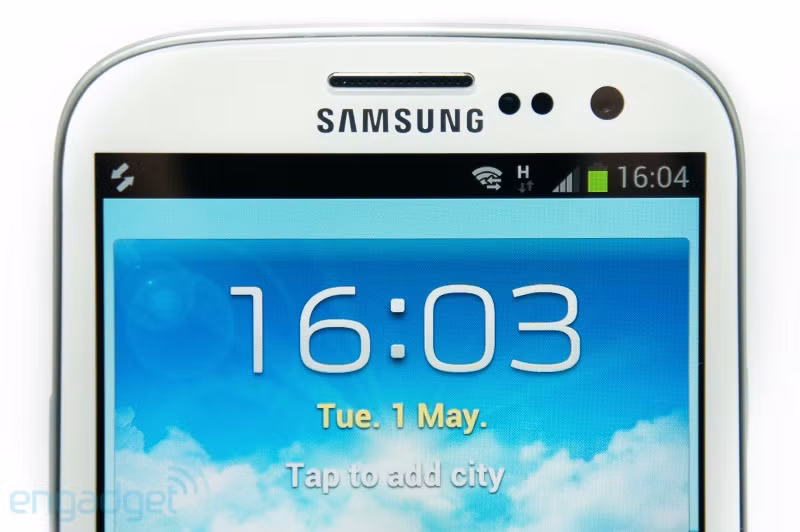 Dù không đề cập về bộ xử lý nhưng chúng ta đã biết rằng Samsung sử dụng Exynos 4 Quad cho S III. Đây là con chip xung nhịp 1.4Ghz, lõi tứ, chế tạo trên tiến trình công nghệ 32nm, giúp tiết kiệm điện năng trong khi cải thiện hiệu năng xử lý cho thiết bị. Ban đầu, Galaxy S III sẽ có hai tuỳ chọn dung lượng bộ nhớ trong là 16GB hoặc 32GB (phiên bản 64GB sẽ xuất hiện sau), đừng quên là máy có khe cắm thẻ microSD hỗ trợ tối đa 64GB. Còn nữa, khi dùng S III, Dropbox sẽ tặng cho người dùng 50GB miễn phí, cộng với 128GB từ bộ nhớ và microSD thì người dùng có 178GB tất cả. Máy có số đo dài x rộng x dày lần lượt là 136,6mm x 70,6mm x 8,6mm, như vậy nó dày hơn 0,1mm khi so sánh với Galaxy S II. Dày hơn không đáng kể trong khi pin lớn hơn nhiều cũng xứng đáng và không có gì phải thất vọng cả.