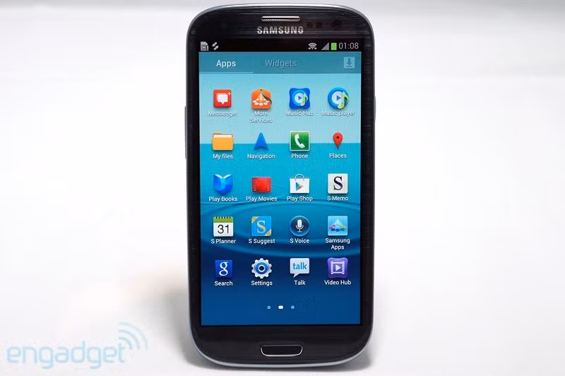 Cấu hình chi tiết Samsung Galaxy S III: Màn hình Super AMOLED 4,8" độ phân giải 1280 x 720 điểm ảnh CPU Exynos 4 Quad RAM 1GB Máy ảnh 8MP, quay phim Full-HD, cảm biến BSI Cài Android 4.0 (ICS) Camera trước 1.9MP, quay phim HD, nhận diện cử động mắt (eye-tracking) Bộ nhớ trong 16/32/64GB NFC WiFi 802.11n 40Mhz Bluetooth 4.0 GPS với GLONASS Khe cắm thẻ nhớ microSD Trọng lượng 133gram, dày 8,6mm 7 cảm biến như gia tốc, la bàn, proximity, con quay hồi chuyển, khí áp... Pin 2100mAh Hai màu trắng và xanh Dành cho 145 quốc gia và 246 nhà mạng