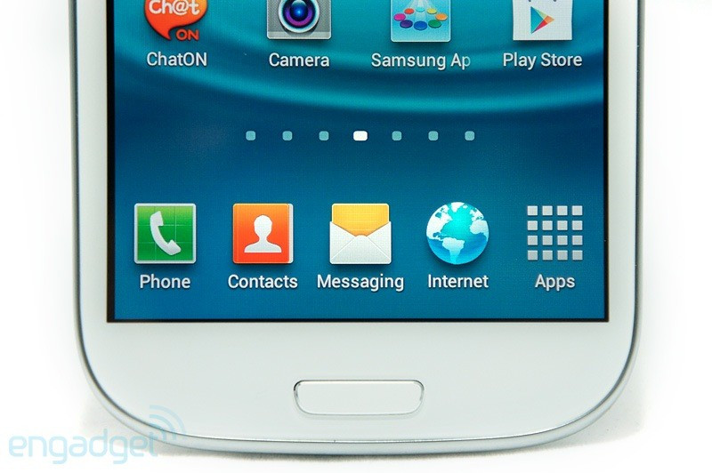 Thiết kế và cấu hình phần cứng Galaxy S III được Samsung thiết kế với cảm ứng từ nước, gió, lá, viên đá cuội, những thành phần hiện hữu xung quanh chúng ta hàng ngày. Đến như câu khẩu hiệu của Galaxy S III cũng là "Thiết kế cho con người" (Designed for Humans). Nếu so với đàn anh Galaxy S II, S III có thiết kế mềm mại hơn với các góc cạnh được bo tròn. Sự mềm mại còn được thể hiện qua đường viền xung quanh thân máy, đường viền này bao gồm viền crom sáng bóng xung quanh màn hình và đường kim loại phay xước kế tiếp nó. Có thể nói từ Galaxy S III thì ngôn ngữ thiết kế mà Samsung sử dụng đã khác rất nhiều, nó hiện đại hơn, mềm mại hơn và lấy cảm hứng từ thiên nhiên. Samsung cho rằng họ lấy con người làm trung tâm khi thiết kế ra S III. Đó là sự kết hợp của các yếu tố tự nhiên nhằm "tạo ra những đường nét không viền độc đáo trên thiết bị". Chất liệu 'minimal organic' được Samsung sử dụng để tạo nên sự mượt mà và sang trọng cho máy. Thiết kế và cấu hình phần cứng Galaxy S III được Samsung thiết kế với cảm ứng từ nước, gió, lá, viên đá cuội, những thành phần hiện hữu xung quanh chúng ta hàng ngày. Đến như câu khẩu hiệu của Galaxy S III cũng là "Thiết kế cho con người" (Designed for Humans). Nếu so với đàn anh Galaxy S II, S III có thiết kế mềm mại hơn với các góc cạnh được bo tròn. Sự mềm mại còn được thể hiện qua đường viền xung quanh thân máy, đường viền này bao gồm viền crom sáng bóng xung quanh màn hình và đường kim loại phay xước kế tiếp nó. Có thể nói từ Galaxy S III thì ngôn ngữ thiết kế mà Samsung sử dụng đã khác rất nhiều, nó hiện đại hơn, mềm mại hơn và lấy cảm hứng từ thiên nhiên. Samsung cho rằng họ lấy con người làm trung tâm khi thiết kế ra S III. Đó là sự kết hợp của các yếu tố tự nhiên nhằm "tạo ra những đường nét không viền độc đáo trên thiết bị". Chất liệu 'minimal organic' được Samsung sử dụng để tạo nên sự mượt mà và sang trọng cho máy.