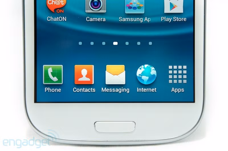 Thiết kế và cấu hình phần cứng Galaxy S III được Samsung thiết kế với cảm ứng từ nước, gió, lá, viên đá cuội, những thành phần hiện hữu xung quanh chúng ta hàng ngày. Đến như câu khẩu hiệu của Galaxy S III cũng là "Thiết kế cho con người" (Designed for Humans). Nếu so với đàn anh Galaxy S II, S III có thiết kế mềm mại hơn với các góc cạnh được bo tròn. Sự mềm mại còn được thể hiện qua đường viền xung quanh thân máy, đường viền này bao gồm viền crom sáng bóng xung quanh màn hình và đường kim loại phay xước kế tiếp nó. Có thể nói từ Galaxy S III thì ngôn ngữ thiết kế mà Samsung sử dụng đã khác rất nhiều, nó hiện đại hơn, mềm mại hơn và lấy cảm hứng từ thiên nhiên. Samsung cho rằng họ lấy con người làm trung tâm khi thiết kế ra S III. Đó là sự kết hợp của các yếu tố tự nhiên nhằm "tạo ra những đường nét không viền độc đáo trên thiết bị". Chất liệu 'minimal organic' được Samsung sử dụng để tạo nên sự mượt mà và sang trọng cho máy.
