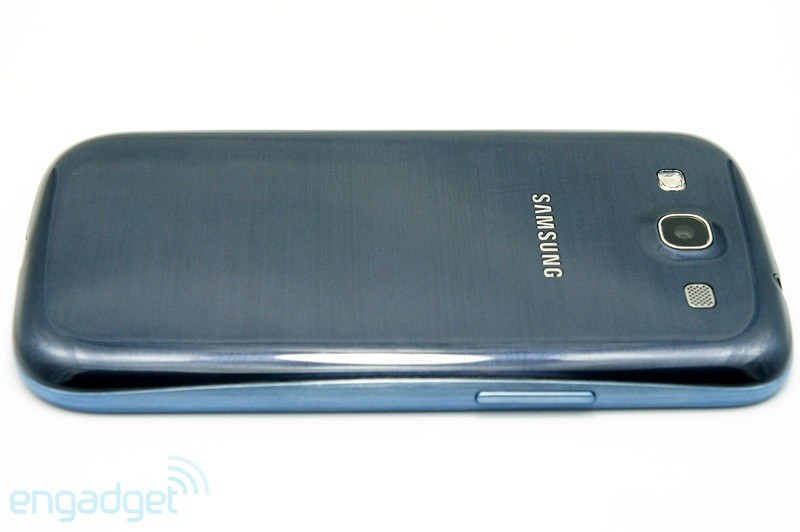 Cấu hình chi tiết Samsung Galaxy S III: Màn hình Super AMOLED 4,8" độ phân giải 1280 x 720 điểm ảnh CPU Exynos 4 Quad RAM 1GB Máy ảnh 8MP, quay phim Full-HD, cảm biến BSI Cài Android 4.0 (ICS) Camera trước 1.9MP, quay phim HD, nhận diện cử động mắt (eye-tracking) Bộ nhớ trong 16/32/64GB NFC WiFi 802.11n 40Mhz Bluetooth 4.0 GPS với GLONASS Khe cắm thẻ nhớ microSD Trọng lượng 133gram, dày 8,6mm 7 cảm biến như gia tốc, la bàn, proximity, con quay hồi chuyển, khí áp... Pin 2100mAh Hai màu trắng và xanh Dành cho 145 quốc gia và 246 nhà mạng Cấu hình chi tiết Samsung Galaxy S III: Màn hình Super AMOLED 4,8" độ phân giải 1280 x 720 điểm ảnh CPU Exynos 4 Quad RAM 1GB Máy ảnh 8MP, quay phim Full-HD, cảm biến BSI Cài Android 4.0 (ICS) Camera trước 1.9MP, quay phim HD, nhận diện cử động mắt (eye-tracking) Bộ nhớ trong 16/32/64GB NFC WiFi 802.11n 40Mhz Bluetooth 4.0 GPS với GLONASS Khe cắm thẻ nhớ microSD Trọng lượng 133gram, dày 8,6mm 7 cảm biến như gia tốc, la bàn, proximity, con quay hồi chuyển, khí áp... Pin 2100mAh Hai màu trắng và xanh Dành cho 145 quốc gia và 246 nhà mạng