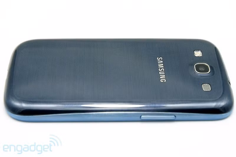 Cấu hình chi tiết Samsung Galaxy S III: Màn hình Super AMOLED 4,8" độ phân giải 1280 x 720 điểm ảnh CPU Exynos 4 Quad RAM 1GB Máy ảnh 8MP, quay phim Full-HD, cảm biến BSI Cài Android 4.0 (ICS) Camera trước 1.9MP, quay phim HD, nhận diện cử động mắt (eye-tracking) Bộ nhớ trong 16/32/64GB NFC WiFi 802.11n 40Mhz Bluetooth 4.0 GPS với GLONASS Khe cắm thẻ nhớ microSD Trọng lượng 133gram, dày 8,6mm 7 cảm biến như gia tốc, la bàn, proximity, con quay hồi chuyển, khí áp... Pin 2100mAh Hai màu trắng và xanh Dành cho 145 quốc gia và 246 nhà mạng