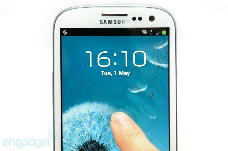 Phần mềm Galaxy S III chạy Android 4.0 như bao smartphone khác nhưng Samsung đã tuỳ biến một vài phần mềm dành riêng cho smartphone cao cấp nhất của họ. Smart Stay sẽ quan sát đôi mắt của bạn và biết khi nào bạn đang nhìn vào máy, nhờ đó Galaxy S III sẽ tự động sáng màn hình khi bạn nhìn và khi phát hiện mắt bạn đang nhìn ra chỗ khác, màn hình sẽ tự động tắt. Nếu bạn đang đọc sách hay làm gì đó, Smart Stay cũng sẽ theo dõi cử động của đôi mắt để duy trì độ sáng màn hình phù hợp. Direct Call sẽ tự động gọi tới một số điện thoại nếu như bạn đang mở danh bạ hoặc đang nhắn tin cho người đó. Khi phát hiện máy được đưa tới gần tai, các cảm biến sẽ cùng hoạt động để tự kết nối với số điện thoại đó. Smart Alert là cảnh báo thông minh. Điều đó có nghĩa máy sẽ rung trên tay của người dùng và đèn flash LED nháy sáng khi họ cầm máy sau khi có một cuộc gọi nhỡ. Phần mềm Galaxy S III chạy Android 4.0 như bao smartphone khác nhưng Samsung đã tuỳ biến một vài phần mềm dành riêng cho smartphone cao cấp nhất của họ. Smart Stay sẽ quan sát đôi mắt của bạn và biết khi nào bạn đang nhìn vào máy, nhờ đó Galaxy S III sẽ tự động sáng màn hình khi bạn nhìn và khi phát hiện mắt bạn đang nhìn ra chỗ khác, màn hình sẽ tự động tắt. Nếu bạn đang đọc sách hay làm gì đó, Smart Stay cũng sẽ theo dõi cử động của đôi mắt để duy trì độ sáng màn hình phù hợp. Direct Call sẽ tự động gọi tới một số điện thoại nếu như bạn đang mở danh bạ hoặc đang nhắn tin cho người đó. Khi phát hiện máy được đưa tới gần tai, các cảm biến sẽ cùng hoạt động để tự kết nối với số điện thoại đó. Smart Alert là cảnh báo thông minh. Điều đó có nghĩa máy sẽ rung trên tay của người dùng và đèn flash LED nháy sáng khi họ cầm máy sau khi có một cuộc gọi nhỡ.
