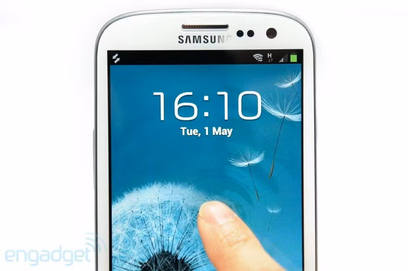 Phần mềm Galaxy S III chạy Android 4.0 như bao smartphone khác nhưng Samsung đã tuỳ biến một vài phần mềm dành riêng cho smartphone cao cấp nhất của họ. Smart Stay sẽ quan sát đôi mắt của bạn và biết khi nào bạn đang nhìn vào máy, nhờ đó Galaxy S III sẽ tự động sáng màn hình khi bạn nhìn và khi phát hiện mắt bạn đang nhìn ra chỗ khác, màn hình sẽ tự động tắt. Nếu bạn đang đọc sách hay làm gì đó, Smart Stay cũng sẽ theo dõi cử động của đôi mắt để duy trì độ sáng màn hình phù hợp. Direct Call sẽ tự động gọi tới một số điện thoại nếu như bạn đang mở danh bạ hoặc đang nhắn tin cho người đó. Khi phát hiện máy được đưa tới gần tai, các cảm biến sẽ cùng hoạt động để tự kết nối với số điện thoại đó. Smart Alert là cảnh báo thông minh. Điều đó có nghĩa máy sẽ rung trên tay của người dùng và đèn flash LED nháy sáng khi họ cầm máy sau khi có một cuộc gọi nhỡ.