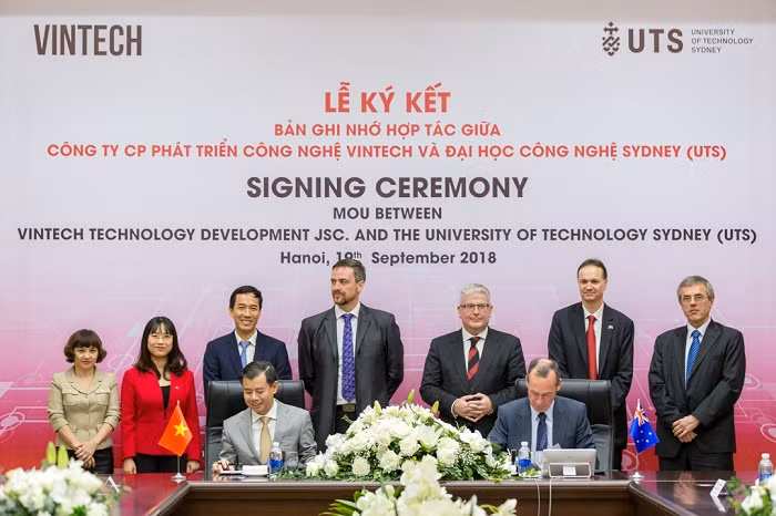 Ông Nguyễn Việt Quang (Phó Chủ tịch kiêm Tổng giám đốc Tập đoàn Vingroup) và ông Iain Watt, Phó chủ tịch Đại học Công nghệ Sydney ký chứng kiến Bản hợp tác. Ông Nguyễn Việt Quang (Phó Chủ tịch kiêm Tổng giám đốc Tập đoàn Vingroup) và ông Iain Watt, Phó chủ tịch Đại học Công nghệ Sydney ký chứng kiến Bản hợp tác.