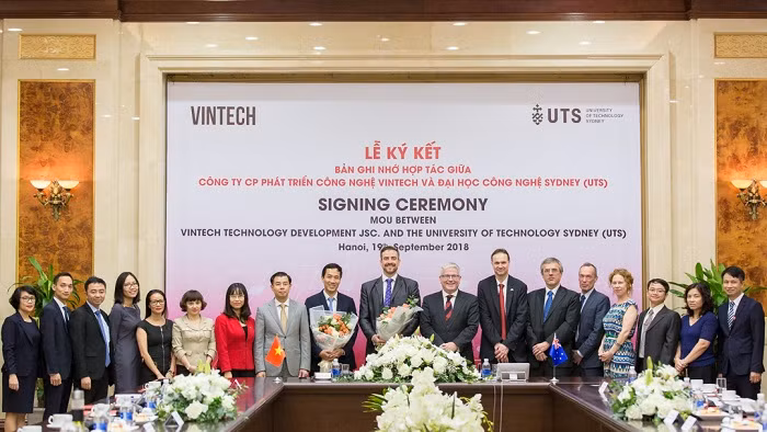 Các Lãnh đạo Tập đoàn Vingroup và Đại học Công nghệ Sydney chụp ảnh lưu niệm sau khi ký Bản ghi nhớ hợp tác về công nghệ. Các Lãnh đạo Tập đoàn Vingroup và Đại học Công nghệ Sydney chụp ảnh lưu niệm sau khi ký Bản ghi nhớ hợp tác về công nghệ.