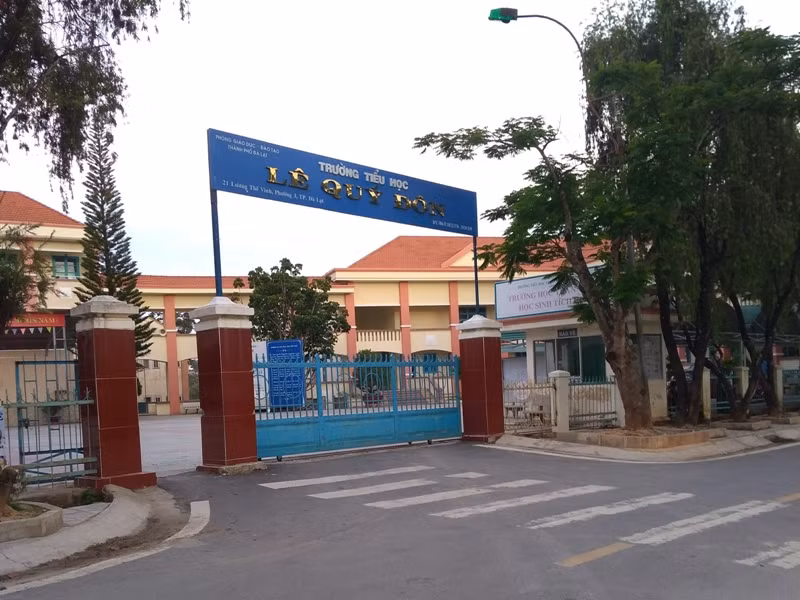 Trường Tiểu học Lê Quý Đôn, Thành phố Đà Lạt, nơi xảy ra nhiều sai phạm của Hiệu trưởng. Trường Tiểu học Lê Quý Đôn, Thành phố Đà Lạt, nơi xảy ra nhiều sai phạm của Hiệu trưởng.