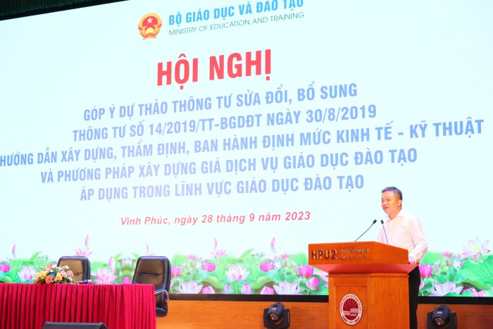 Tiến sĩ Cao Bá Cường - Phó Hiệu trưởng Trường Đại học Sư phạm Hà Nội 2 phát biểu chào mừng.