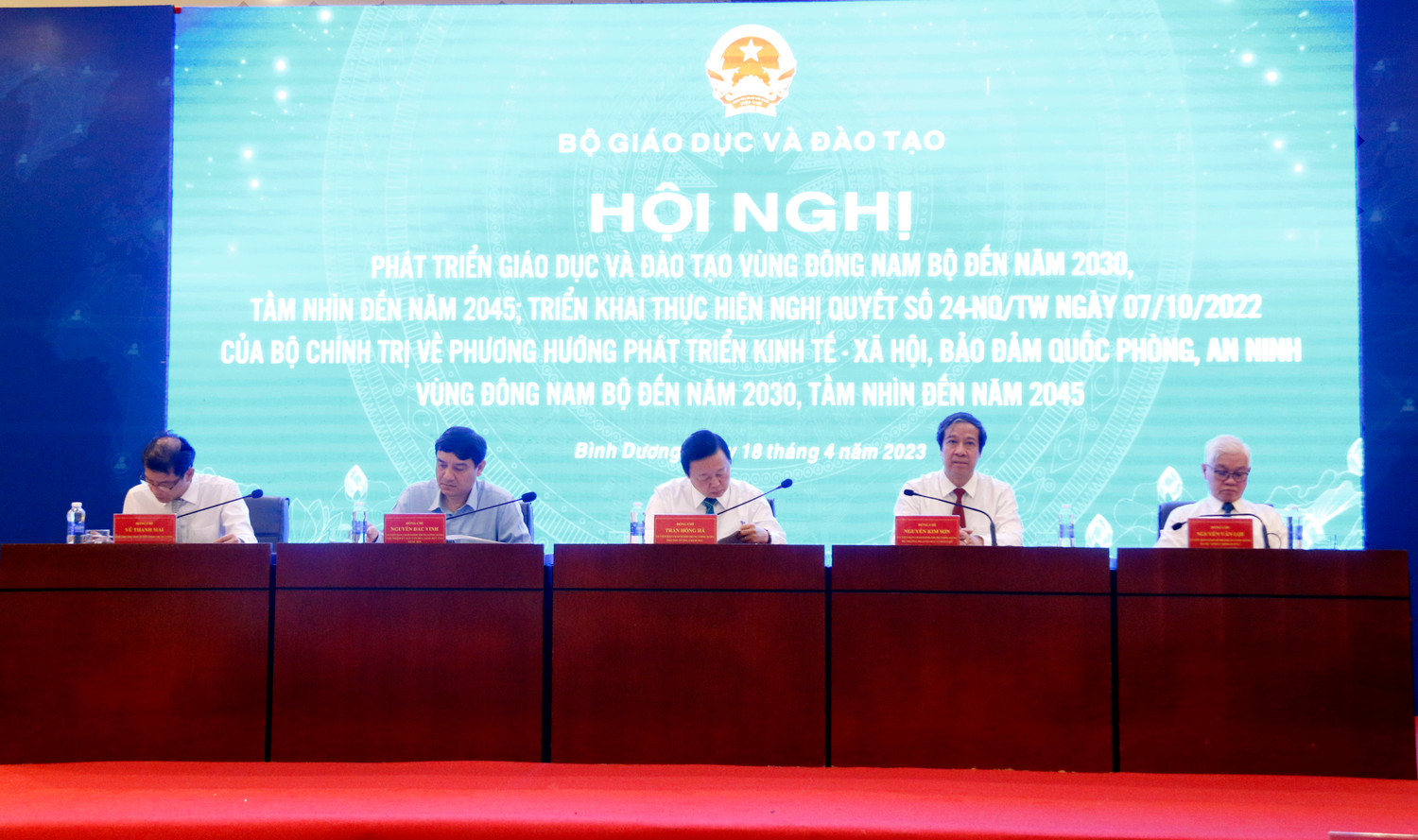 Các đại biểu dự Hội nghị ngày 18/4. Ảnh: Thủy Tiên.