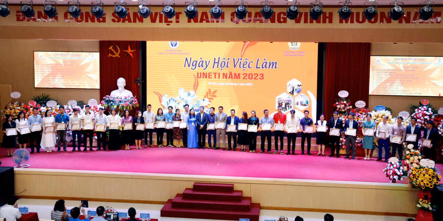 Ban tổ chức trao giấy chứng nhận cho các doanh nghiệp, nhà tuyển dụng, đơn vị tham dự Ngày hội việc làm UNETI 2023. Ban tổ chức trao giấy chứng nhận cho các doanh nghiệp, nhà tuyển dụng, đơn vị tham dự Ngày hội việc làm UNETI 2023.