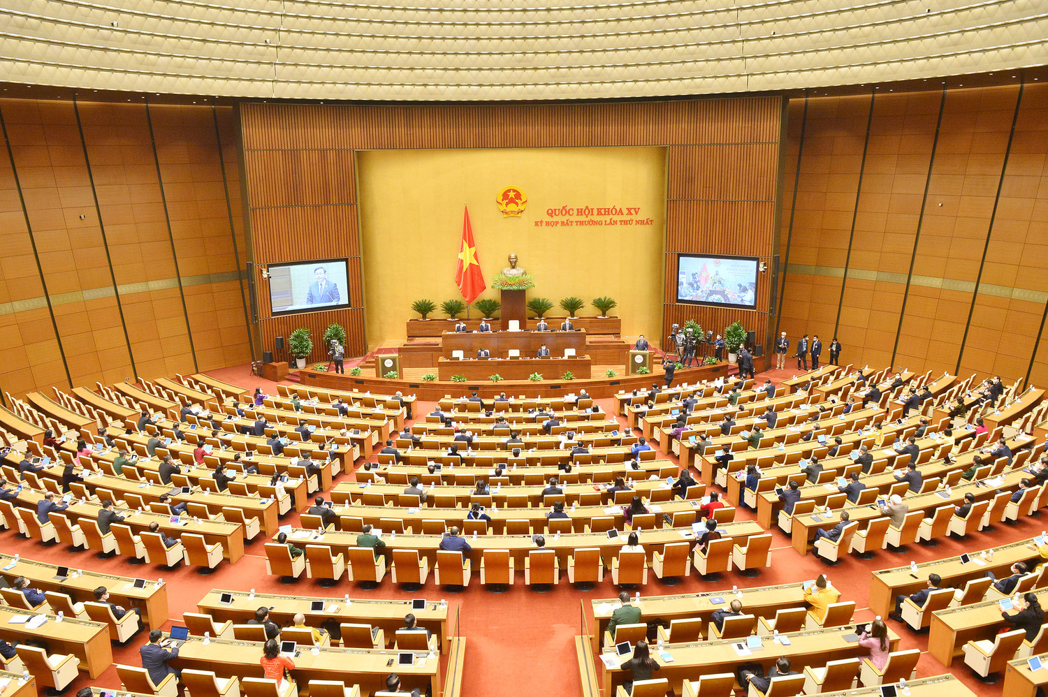 Trước đó, vào đầu năm 2022, trong bối cảnh đất nước gặp những khó khăn, thách thức mới gay gắt hơn do dịch bệnh Covid-19 diễn biến phức tạp, khó lường tại nhiều địa phương trong cả nước, lần đầu tiên trong lịch sử, Quốc hội tổ chức Kỳ họp bất thường lần thứ nhất nhằm kịp thời đưa ra những quyết sách để hỗ trợ triển khai chương trình phục hồi và phát triển kinh tế - xã hội. Ảnh: quochoi.vn.