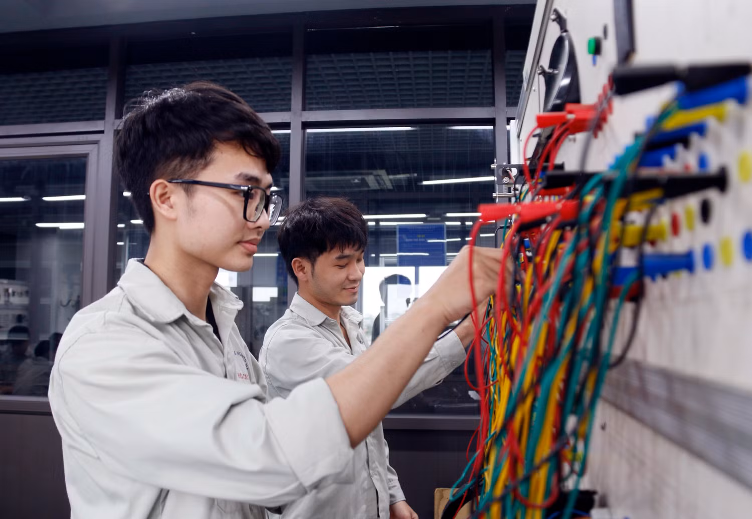 Sinh viên Trường Đại học Công nghiệp Hà Nội trong một giờ thực hành. Ảnh: Mộc Trà.