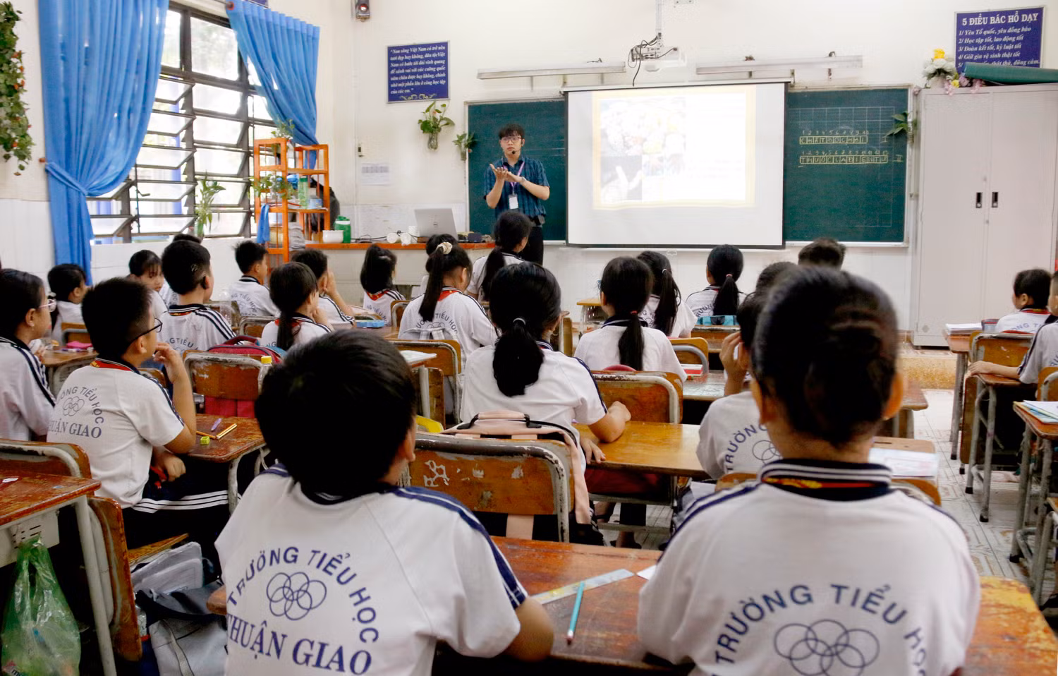 Thầy cô có thể vận dụng linh hoạt nhiều phương pháp truyền đạt kiến thức cho học sinh. Ảnh minh họa: M.T. Thầy cô có thể vận dụng linh hoạt nhiều phương pháp truyền đạt kiến thức cho học sinh. Ảnh minh họa: M.T.