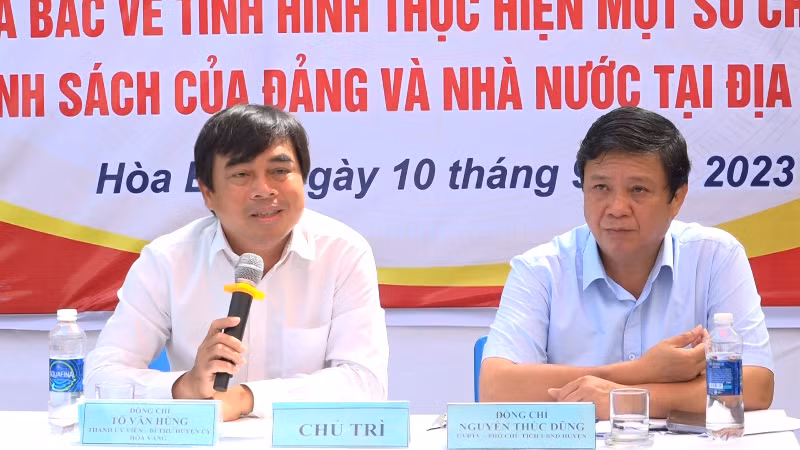Bí thư Huyện ủy và Phó Chủ tịch Thường trực Ủy ban nhân dân huyện Hòa Vang trong buổi đối thoại với nhân dân thôn Nam Yên, xã Hòa Bắc ngày 10/9. Ảnh: huyenuyhoavang.vn. Bí thư Huyện ủy và Phó Chủ tịch Thường trực Ủy ban nhân dân huyện Hòa Vang trong buổi đối thoại với nhân dân thôn Nam Yên, xã Hòa Bắc ngày 10/9. Ảnh: huyenuyhoavang.vn.