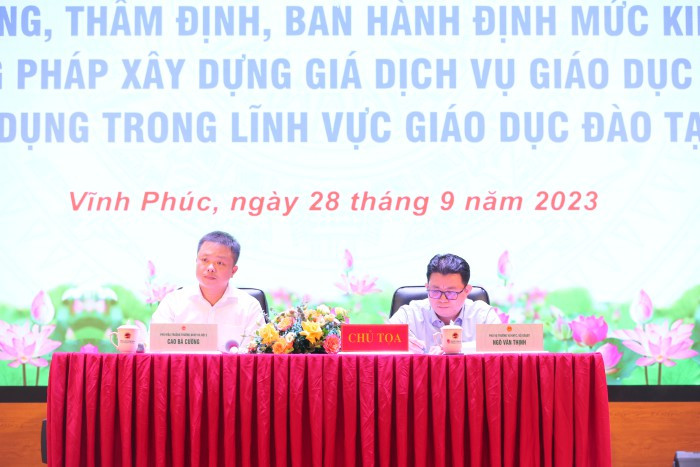 Ông Ngô Văn Thịnh - Phó Vụ trưởng Vụ Kế hoạch -Tài chính, Bộ Giáo dục và Đào tạo và Tiến sĩ Cao Bá Cường - Phó Hiệu trưởng Trường Đại học Sư phạm Hà Nội 2 điều hành Hội nghị.