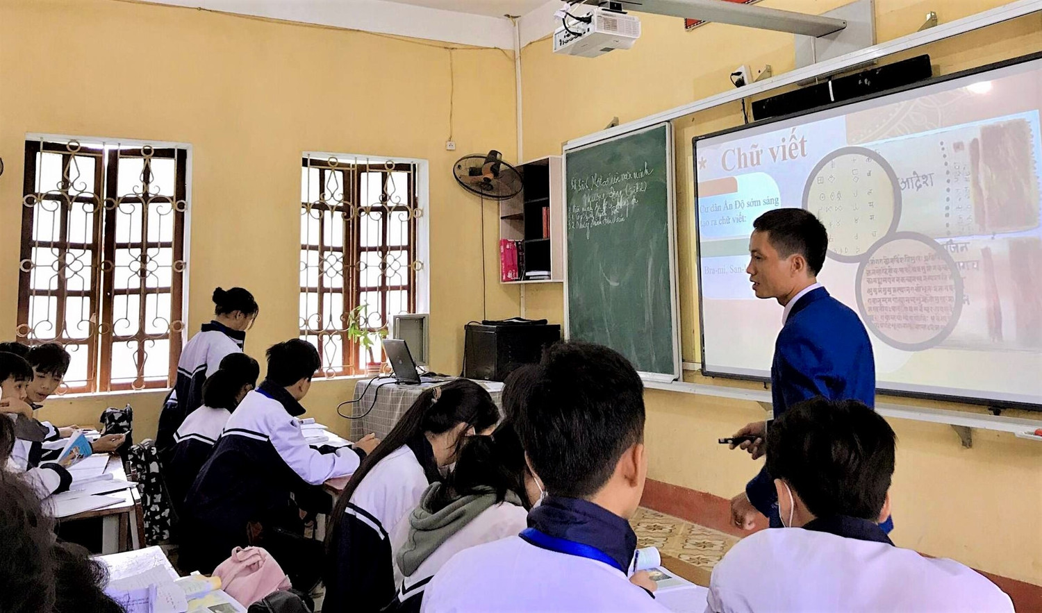 Theo thầy giáo Lê Văn Cường, Lịch sử đã là môn bắt buộc thì cũng yêu cầu người dạy phải tìm mọi phương pháp để cho học sinh không “chán Sử, ngán Sử, sợ Sử”. Ảnh: NVCC. Theo thầy giáo Lê Văn Cường, Lịch sử đã là môn bắt buộc thì cũng yêu cầu người dạy phải tìm mọi phương pháp để cho học sinh không “chán Sử, ngán Sử, sợ Sử”. Ảnh: NVCC.
