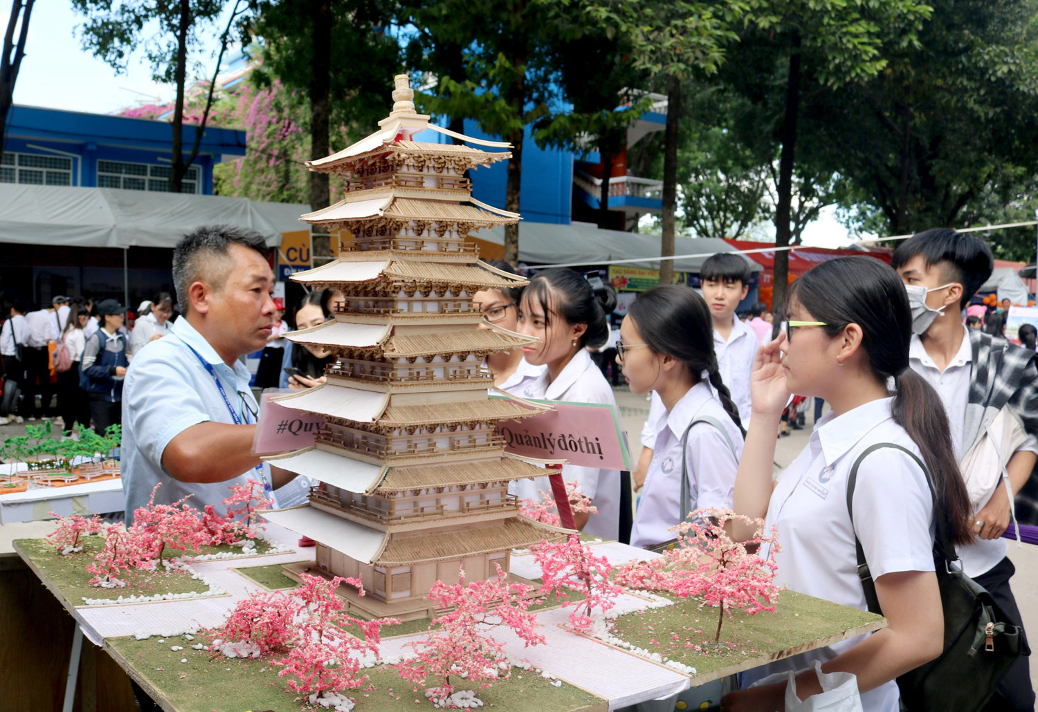 Sinh viên tham gia Ngày hội tuyển sinh. Ảnh: Nhà trường cung cấp. Sinh viên tham gia Ngày hội tuyển sinh. Ảnh: Nhà trường cung cấp.