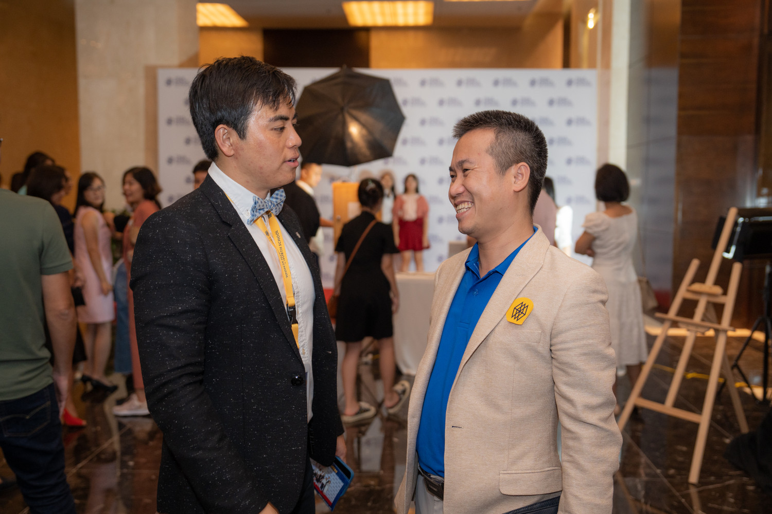 CEO True North School, thầy Danny Hwang (áo đen) trao đổi với phụ huynh. Ảnh: NTCC.