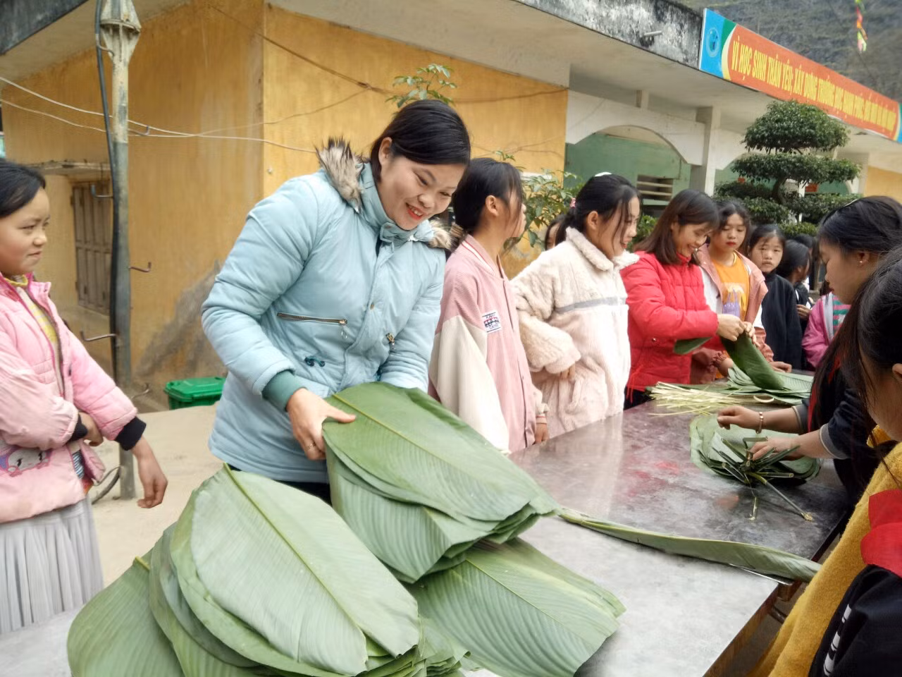 Từ sáng sớm, các thầy cô và học sinh đã có mặt, hào hứng tham gia hoạt động gói bánh chưng. Ảnh: NTCC