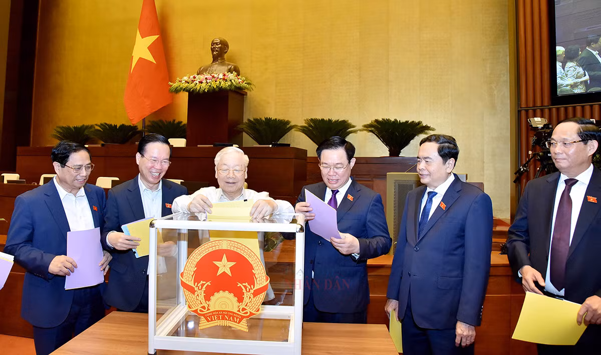 Tổng Bí thư Nguyễn Phú Trọng và các đồng chí lãnh đạo Đảng, Nhà nước bỏ phiếu tín nhiệm. Ảnh: daibieunhandan.vn.