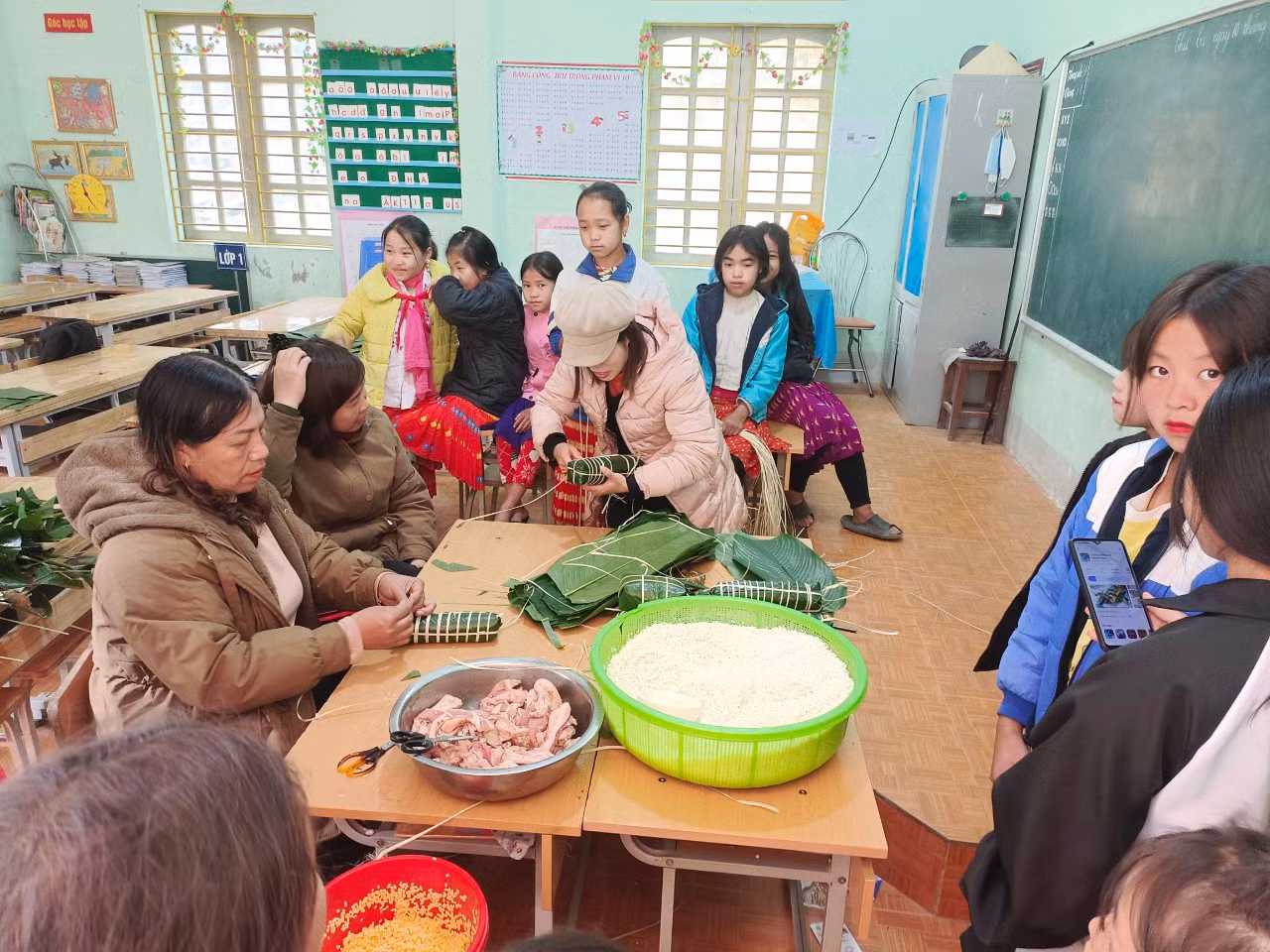 Ngoài bánh chưng vuông, các cô giáo còn trổ tài với những loại bánh khác. Ảnh: NTCC