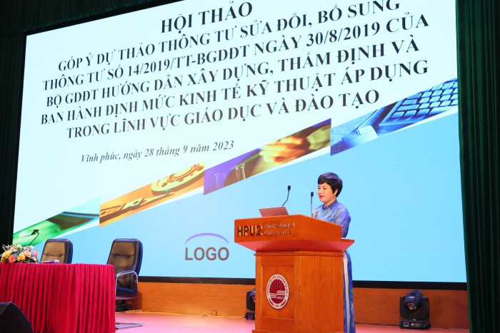 Bà Nguyễn Thị Kiều Oanh - Tổ trưởng Tổ Biên tập báo cáo tại Hội nghị.
