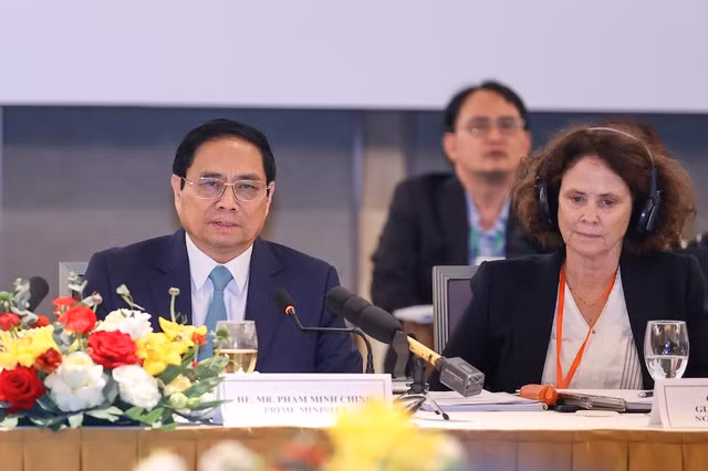 Thủ tướng cảm ơn các doanh nghiệp đã hỗ trợ Việt Nam trong phòng chống dịch COVID-19, kiểm soát dịch bệnh thành công để có điều kiện mở cửa sớm nền kinh tế. Ảnh: VGP. Thủ tướng cảm ơn các doanh nghiệp đã hỗ trợ Việt Nam trong phòng chống dịch COVID-19, kiểm soát dịch bệnh thành công để có điều kiện mở cửa sớm nền kinh tế. Ảnh: VGP.