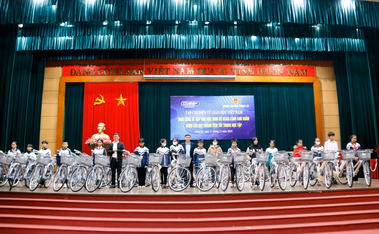 Ông Nguyễn Ngọc Khang - Phó Chủ tịch Uỷ ban nhân dân huyện Sông Lô (tỉnh Vĩnh Phúc) và ông Nguyễn Anh Vũ - Cục Công nghệ thông tin (Bộ Giáo dục và Đào tạo) trao tặng xe cho học sinh.