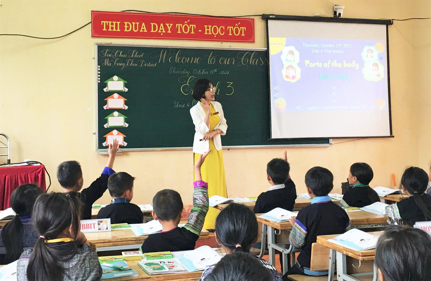 Những năm gần đây, tỉnh Yên Bái đã tăng cường việc sắp xếp, bố trí đội ngũ giáo viên hợp lý, hiệu quả, đảm bảo dạy hết môn, dạy đầy đủ chương trình, nhất là đối với môn Tiếng Anh. Ảnh: NVCC. Những năm gần đây, tỉnh Yên Bái đã tăng cường việc sắp xếp, bố trí đội ngũ giáo viên hợp lý, hiệu quả, đảm bảo dạy hết môn, dạy đầy đủ chương trình, nhất là đối với môn Tiếng Anh. Ảnh: NVCC.