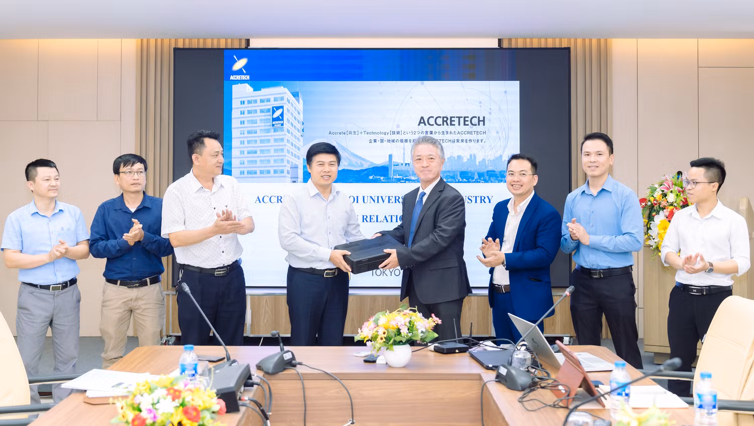 Doanh nghiệp trao tặng Trường Cơ khí - Ô tô thiết bị phục vụ cho đào tạo và nghiên cứu. Ảnh: Nhà trường cung cấp.