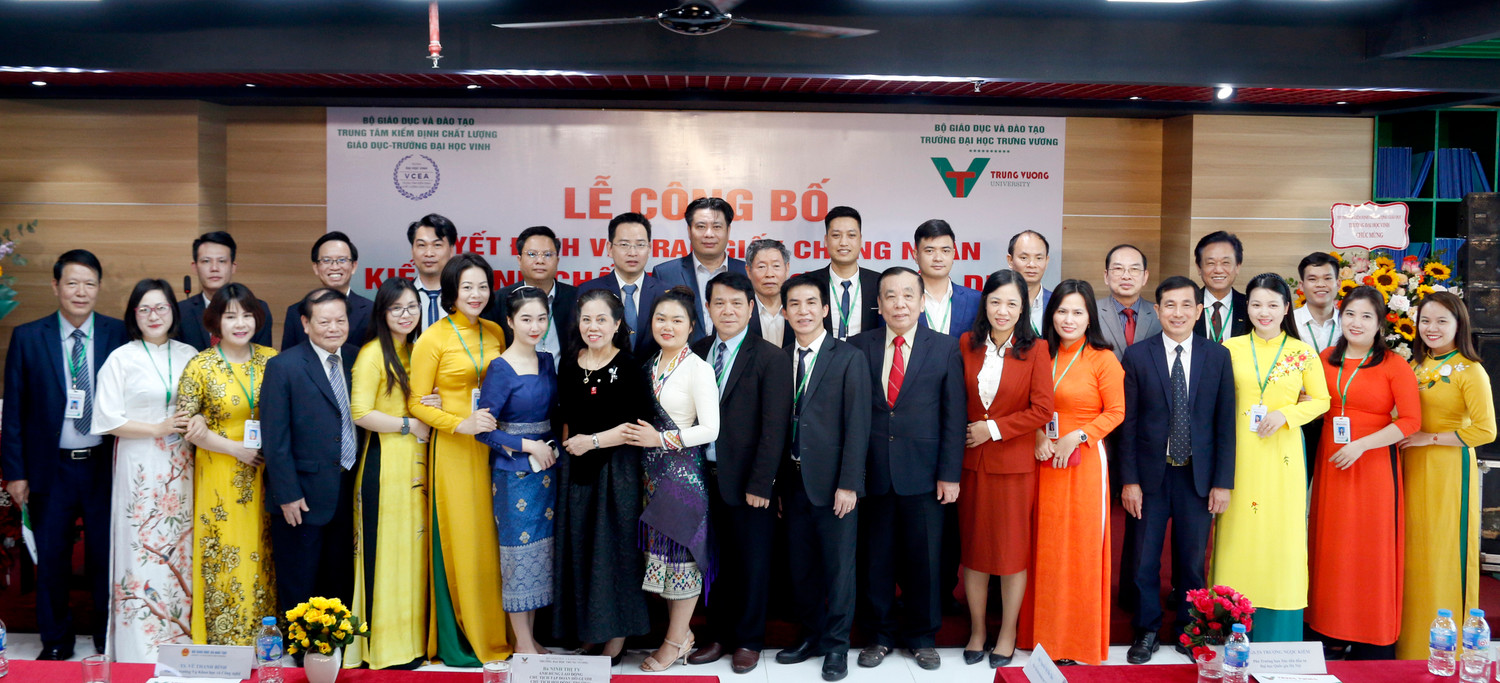 Các đại biểu chụp ảnh lưu niệm cùng nhà trường.