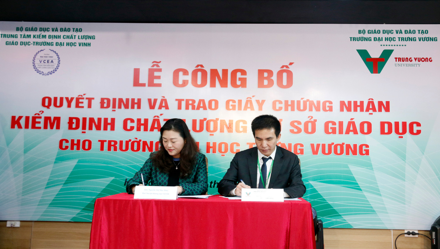 Lễ ký kết thỏa thuận hợp tác giữa Trường Đại học Trưng Vương và Hiệp hội Phát triển hàng tiêu dùng Việt Nam.