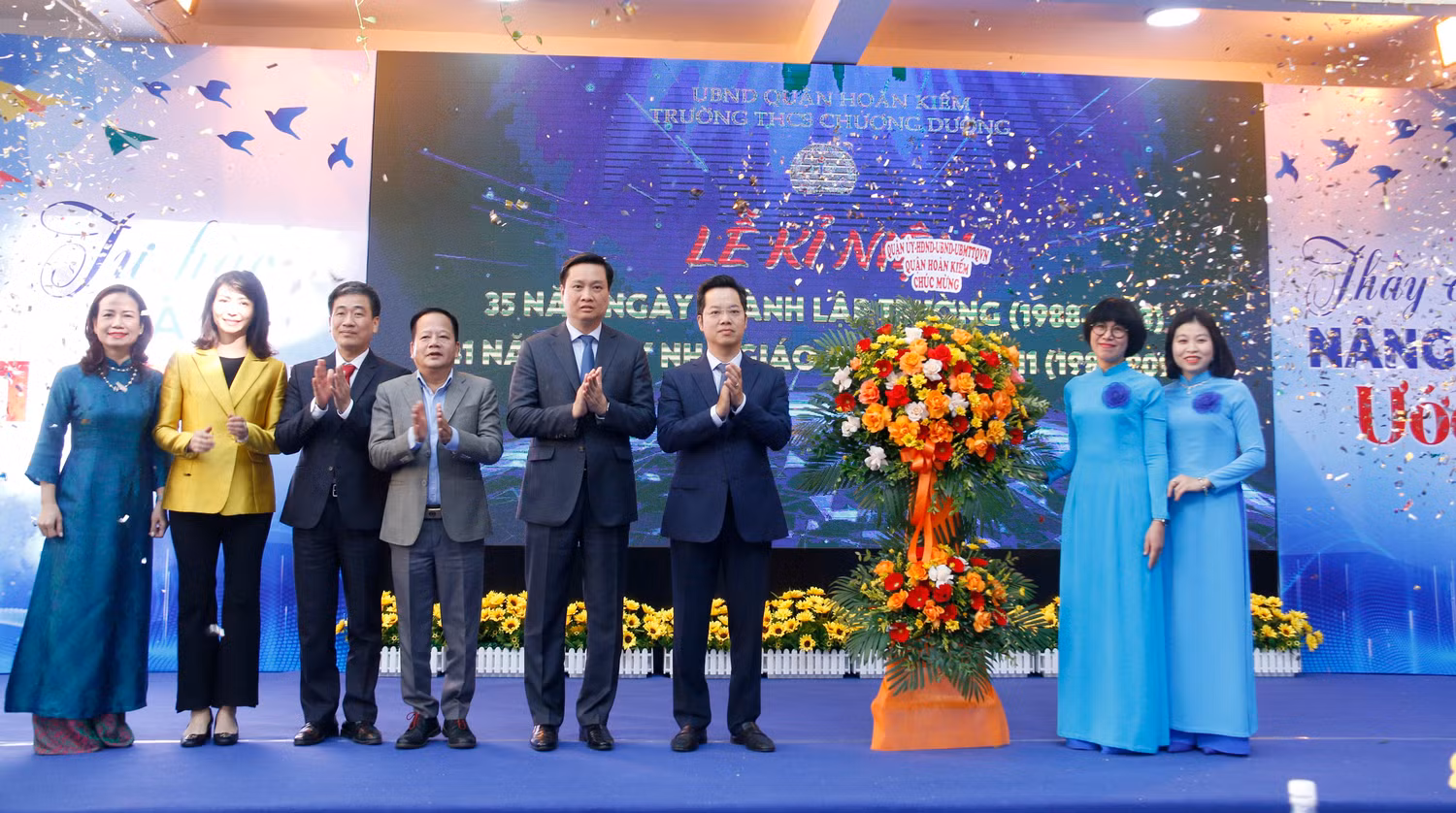 Ủy ban nhân dân quận Hoàn Kiếm tặng hoa chúc mừng nhà trường.