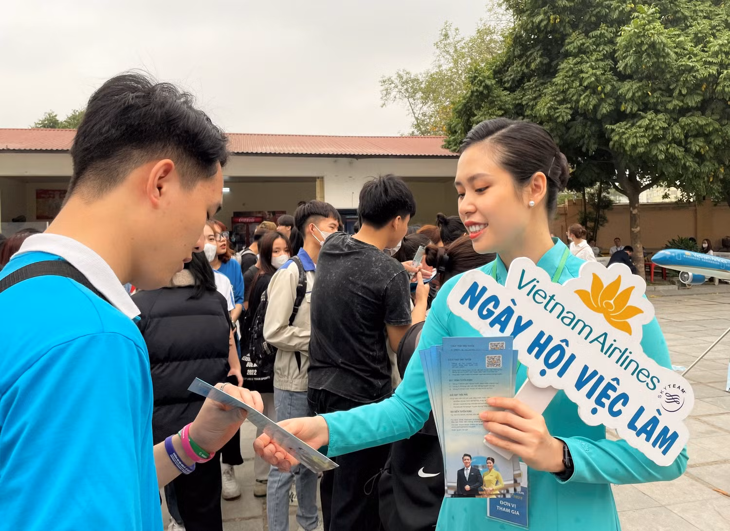 Tư vấn việc làm tại ngày hội. Tư vấn việc làm tại ngày hội.
