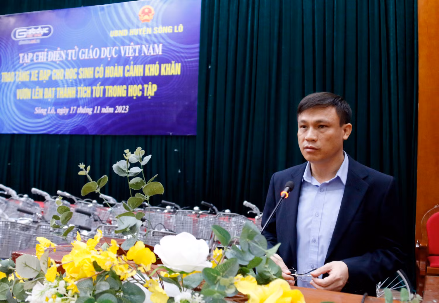 Ông Nguyễn Ngọc Khang - Phó Chủ tịch Uỷ ban nhân dân huyện Sông Lô (tỉnh Vĩnh Phúc) đã gửi lời cảm ơn đến các nhà hảo tâm và đặc biệt là sự quan tâm của Tạp chí điện tử Giáo dục Việt Nam.