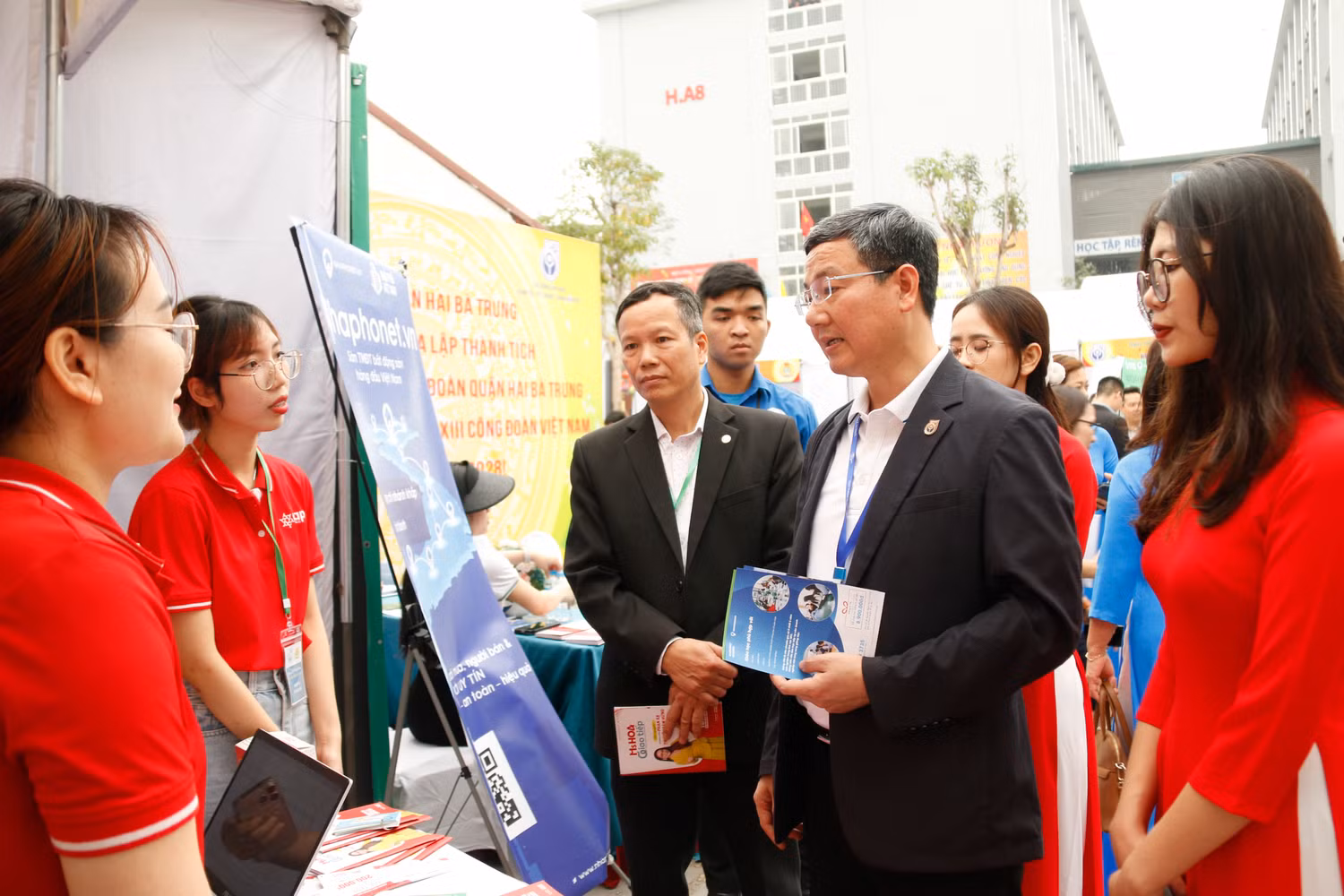 Trao đổi với doanh nghiệp về hợp tác giữa hai bên. Trao đổi với doanh nghiệp về hợp tác giữa hai bên.