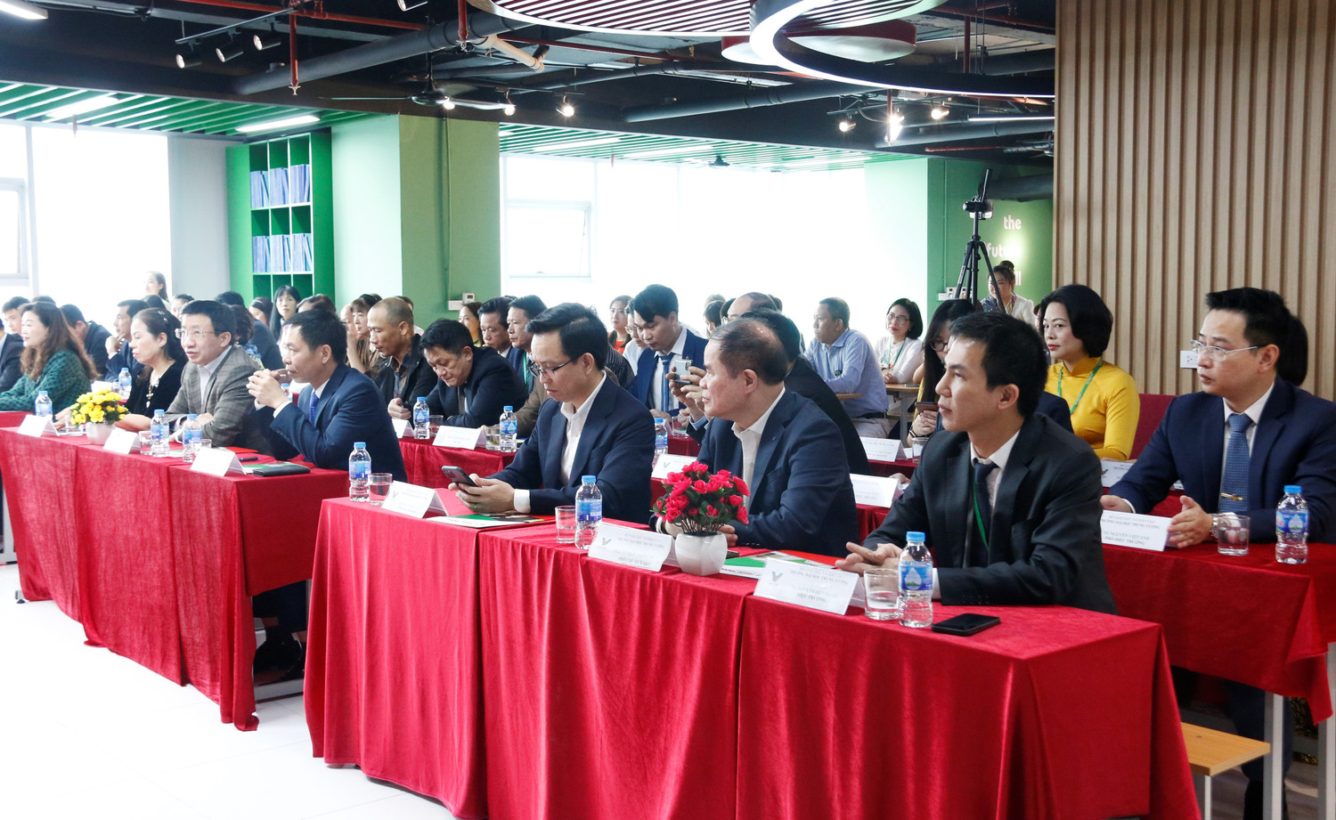 Các đại biểu tham dự.