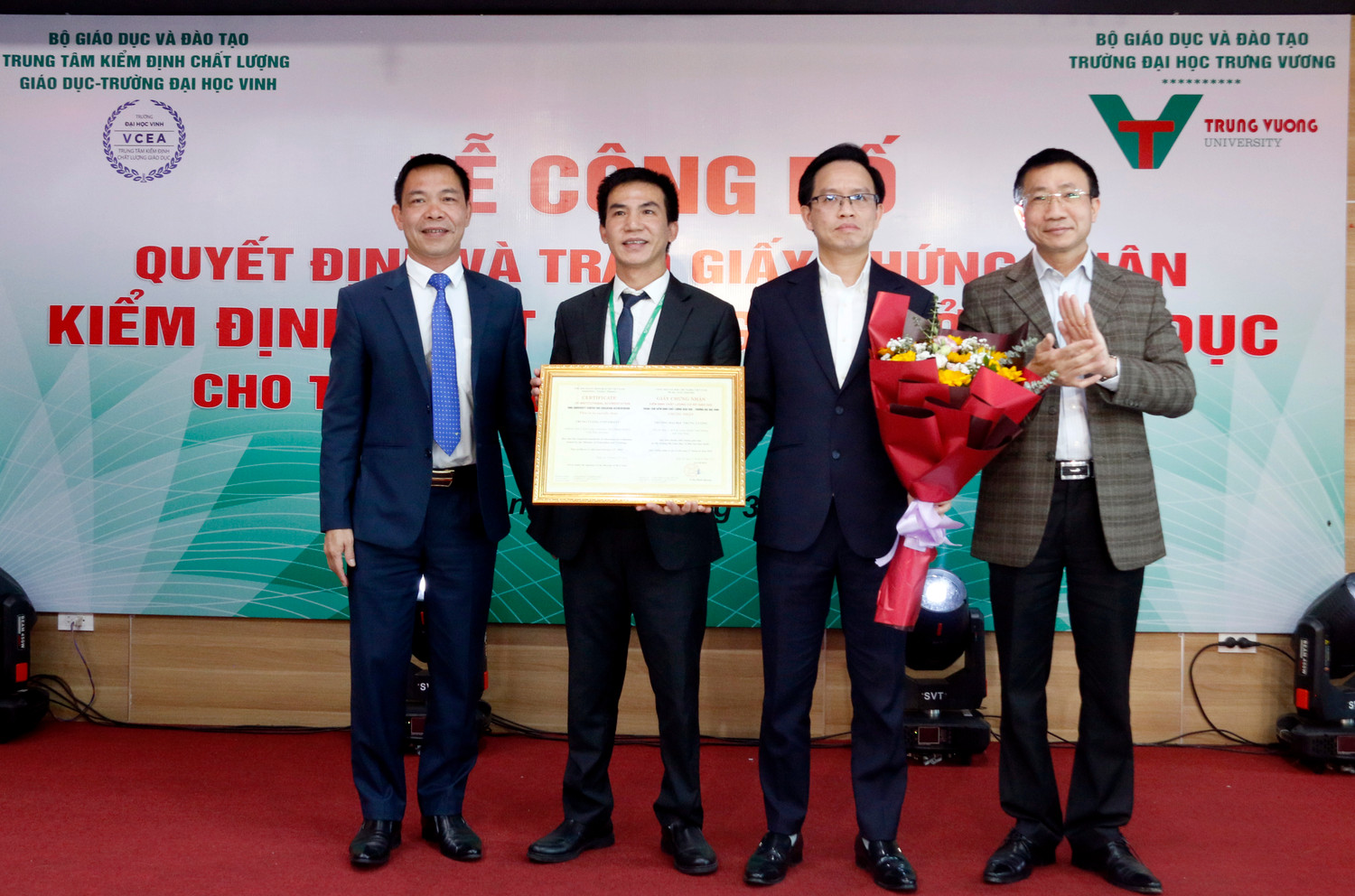 Tiến sĩ Nguyễn Đình Huy - Phó Giám đốc Trung tâm Kiểm định chất lượng giáo dục trao Giấy chứng nhận kiểm định chất lượng cơ sở giáo dục cho Trường Đại học Trưng Vương.