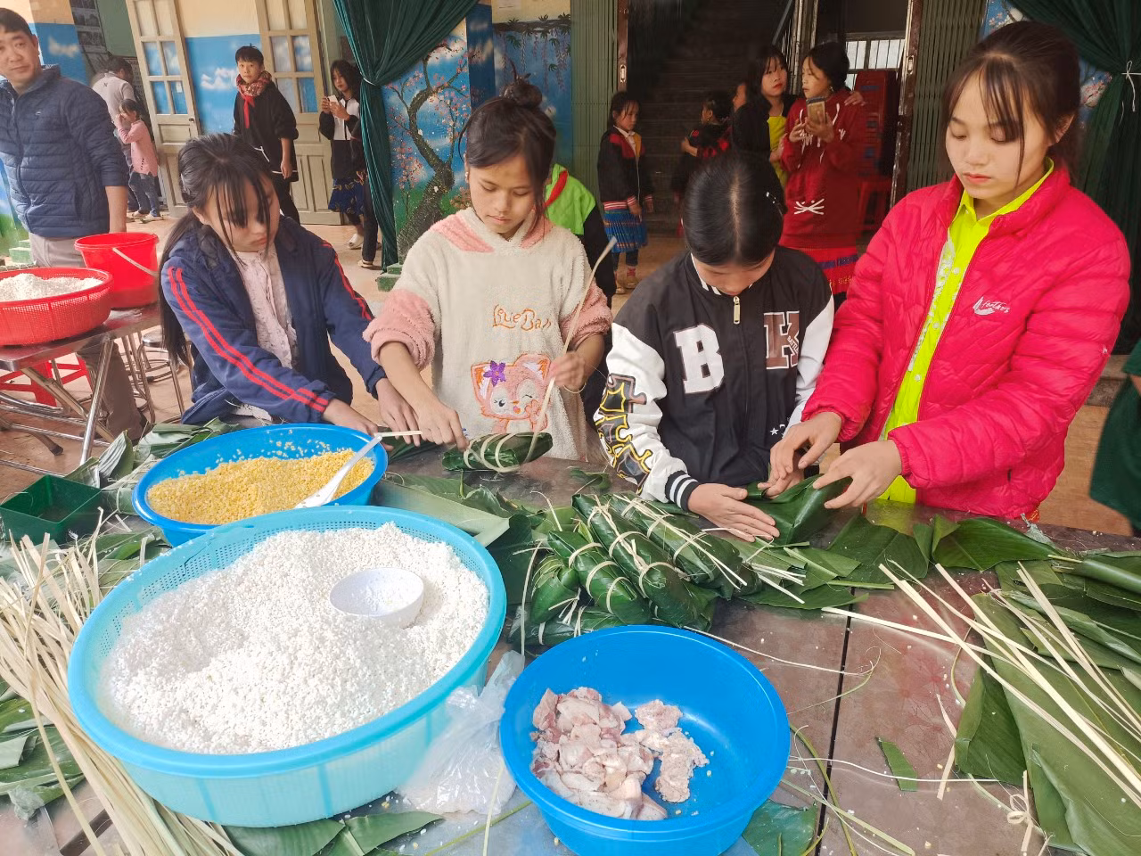 Những học sinh lần đầu được tham gia hoạt động trải nghiệm gói bánh chưng. Ảnh: NTCC