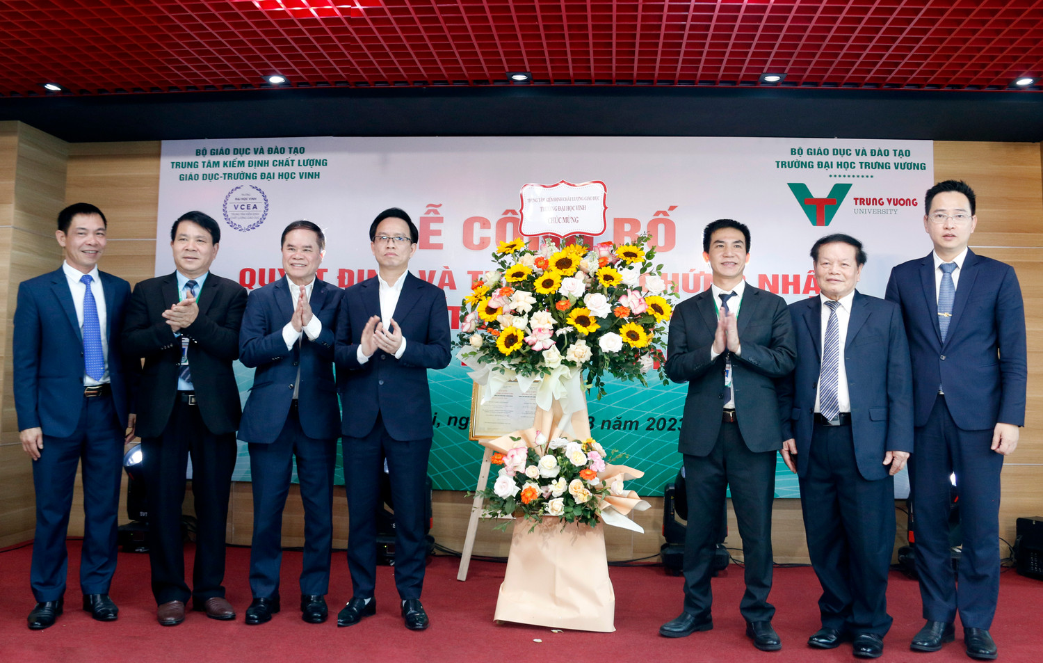 Đại diện nhà trường nhận hoa chúc mừng của các đơn vị.