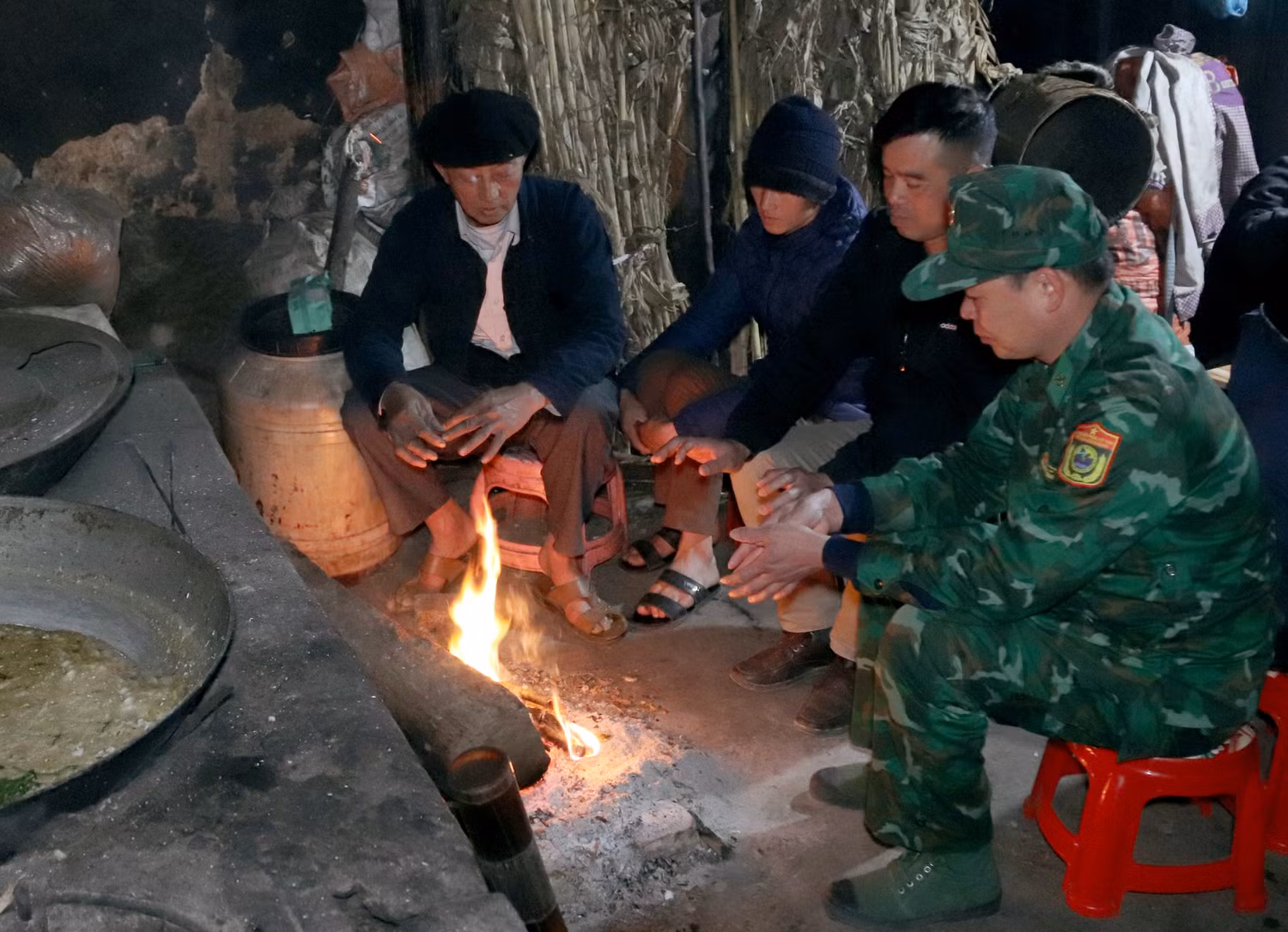 Thiếu tá Đỗ Thanh Tùng đến thăm hỏi bà con dân bản dịp cận Tết. Ảnh: Thành An. Thiếu tá Đỗ Thanh Tùng đến thăm hỏi bà con dân bản dịp cận Tết. Ảnh: Thành An.